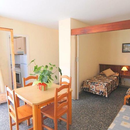 Aries Basic Apartment Салоу Екстериор снимка