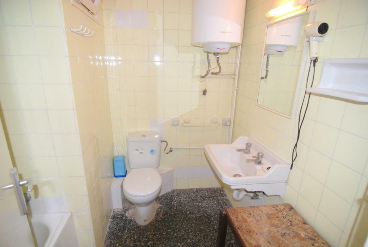Aries Basic Apartment Салоу Екстериор снимка