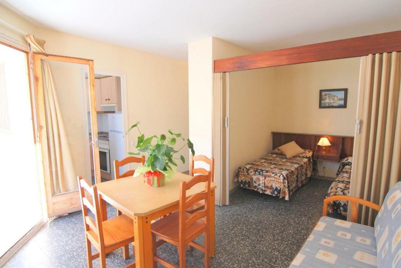Aries Basic Apartment Салоу Екстериор снимка