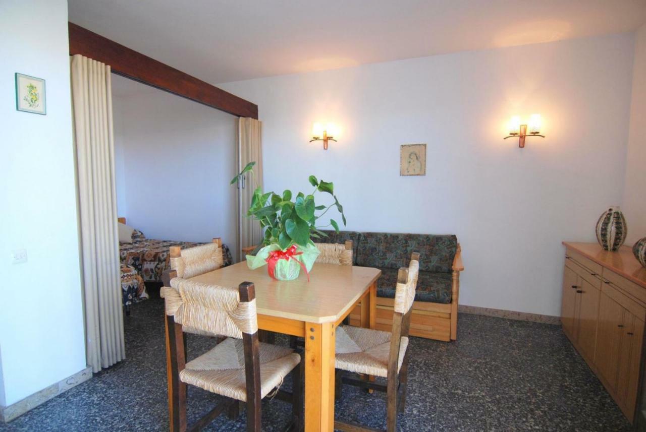 Aries Basic Apartment Салоу Екстериор снимка