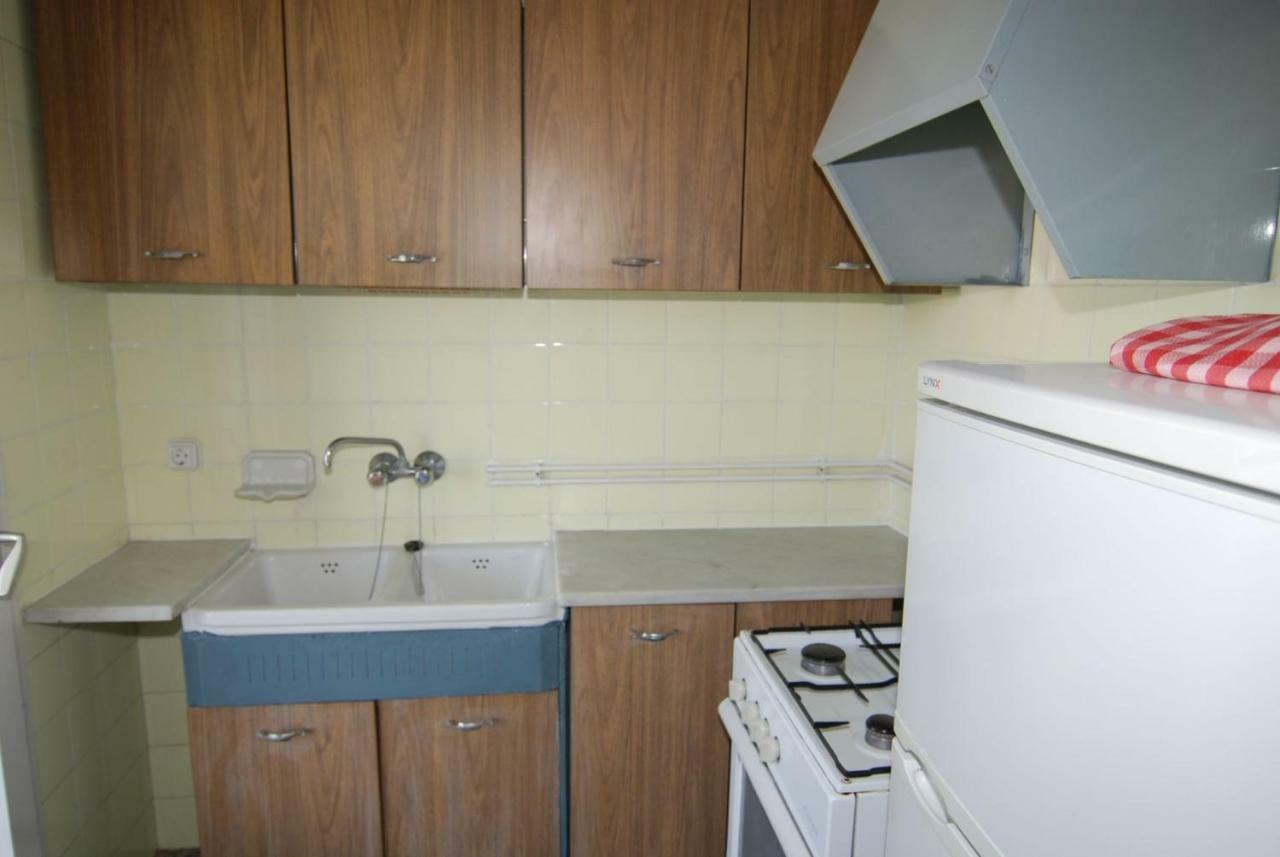 Aries Basic Apartment Салоу Екстериор снимка