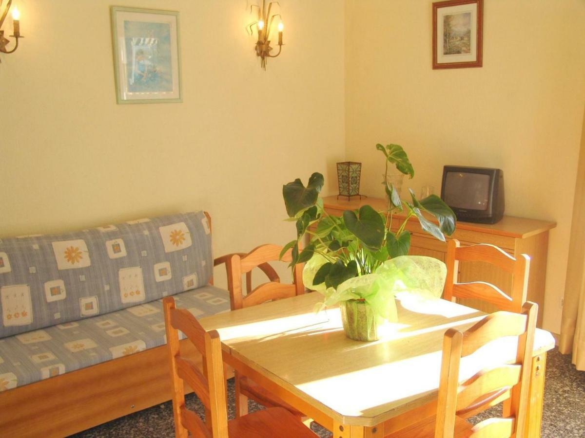 Aries Basic Apartment Салоу Екстериор снимка