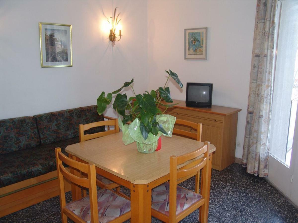Aries Basic Apartment Салоу Екстериор снимка