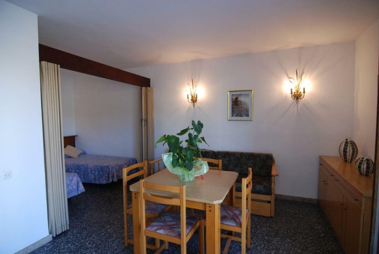 Aries Basic Apartment Салоу Екстериор снимка